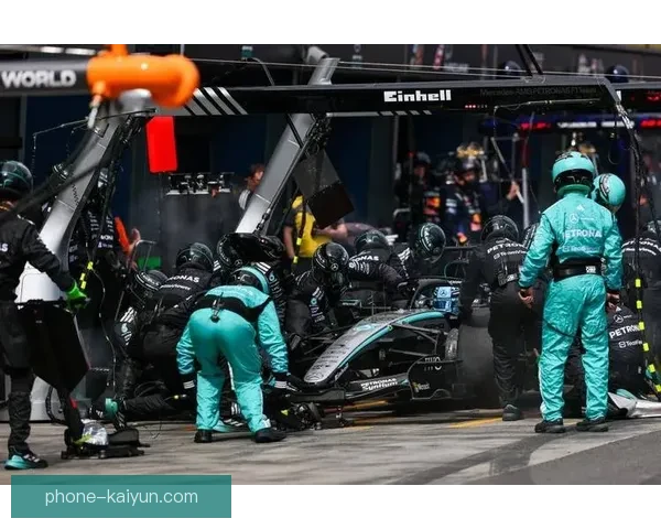 F1赛季最新动态：车队策略调整引发冠军争夺激烈对抗